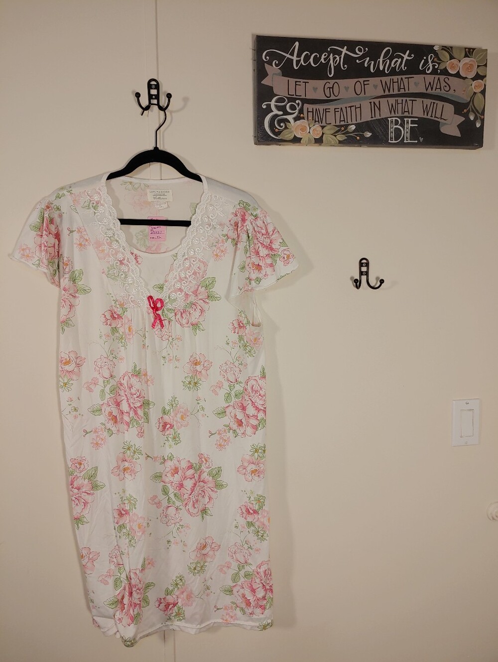 Like New XL Feminine & Beautiful White/ Pink Lati Fashion Intimates Nightgown